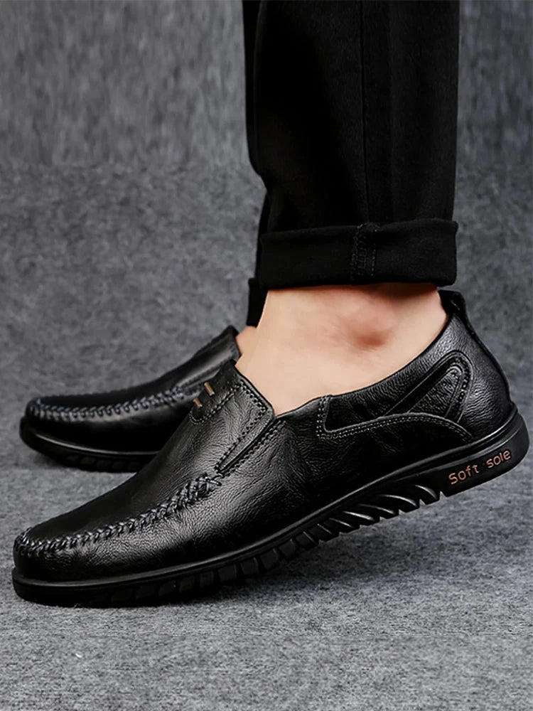 CLOHOO Mocassins masculinos confortáveis de sola macia, versáteis, casuais, sapatos formais de couro