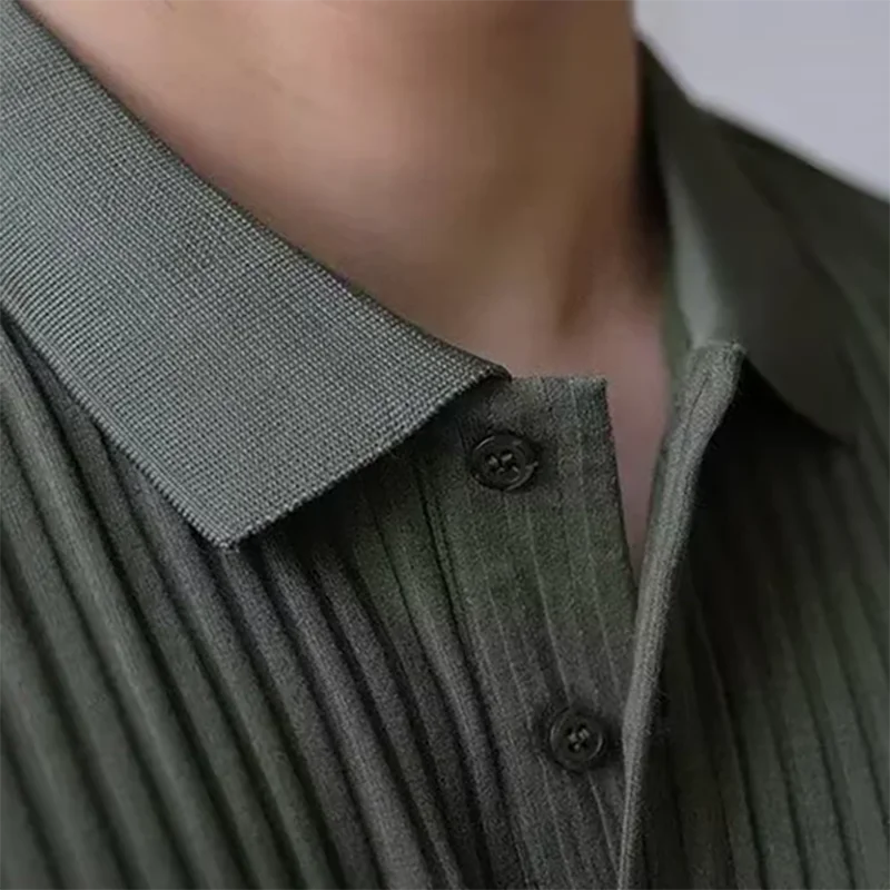 Camisa polo masculina de malha listrada vertical verão novo fino cor sólida respirável gola virada para baixo negócios manga curta polo topos