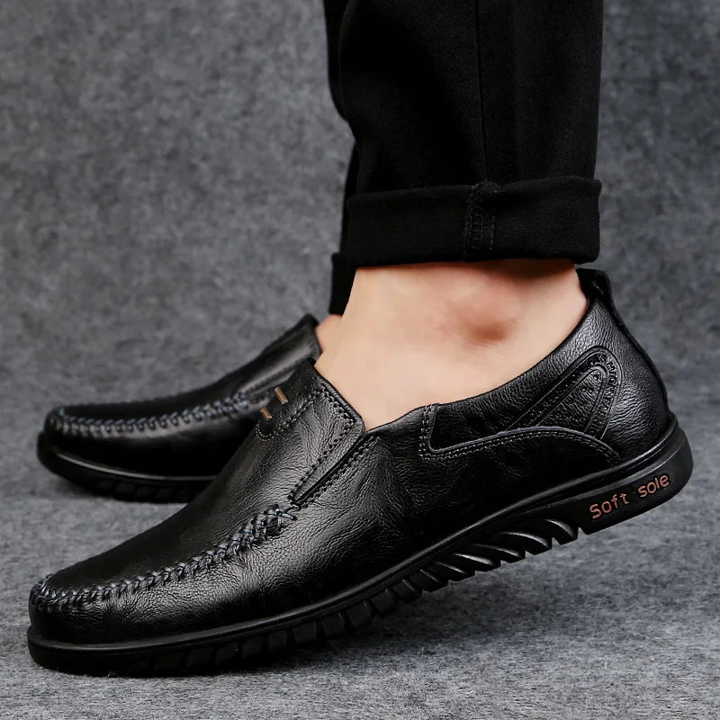 CLOHOO Mocassins masculinos confortáveis de sola macia, versáteis, casuais, sapatos formais de couro